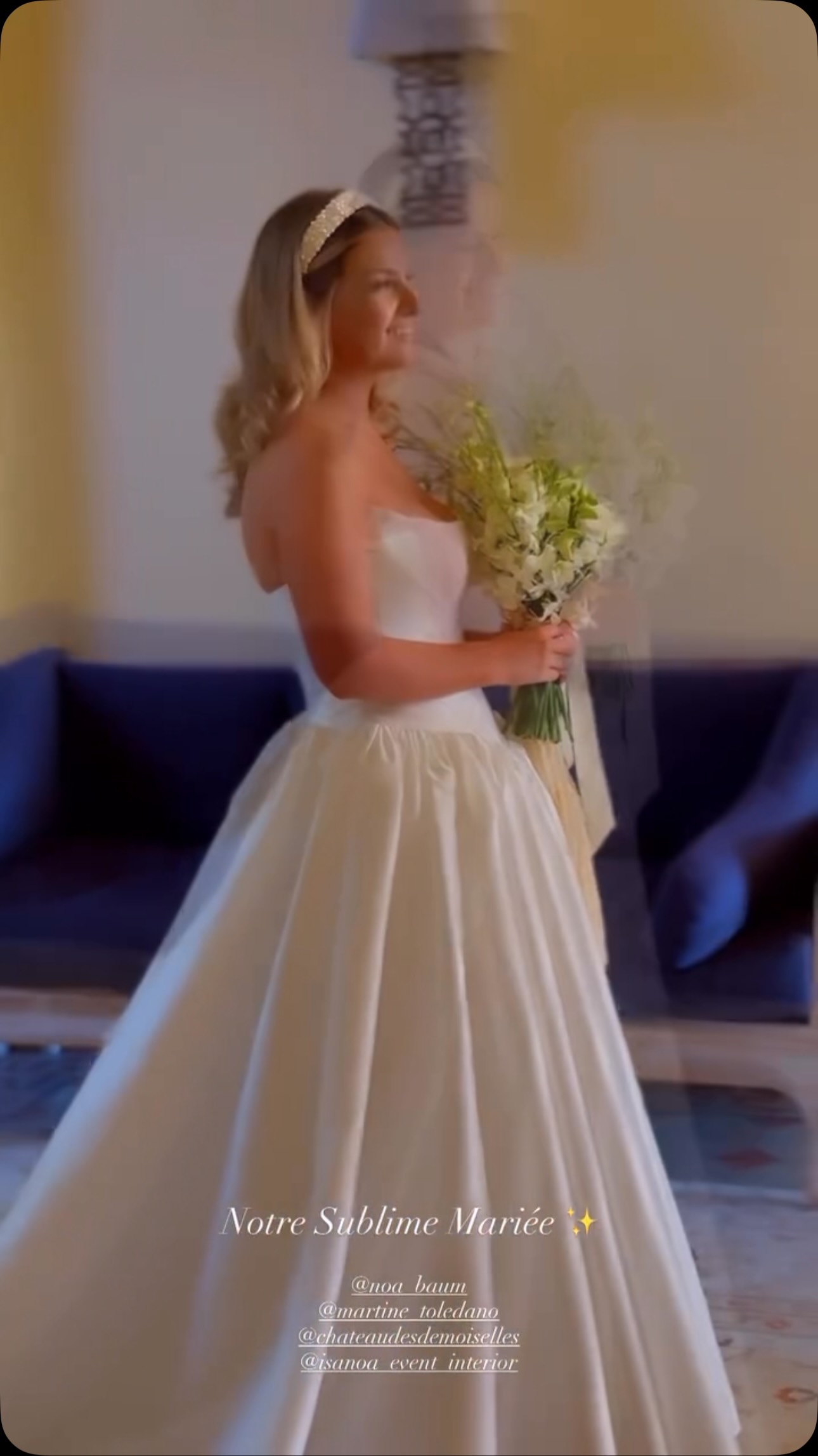 ✨ Une parenthèse solaire au Château des Demoiselles ✨

Dans le décor imaginé par feeline création .

La terre cuite rencontre les oranges, les figues de Barbarie, le raisin, les tournesols et les tresses de feuillage… 🍊🌻

Une sublime robe Martine Toledano, et surtout, mes fleurs, pensées comme un véritable écrin pour raconter cette histoire.

Des compositions généreuses, naturelles et lumineuses, inspirées par les couleurs et les trésors de notre Sud. 🌿

Fleurir un décor, lui donner une âme, créer une émotion. 🤍

#FloralDesign #FleursDeMariage #WeddingFlowers #ChateauDesDemoiselles Martine Toledano 
Feeline création  WeddingInspiration ProvenceWedding