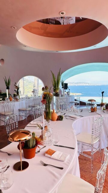 Bienvenue dans un lieu hors du temps… ✨

Sur les hauteurs de Théoule-sur-Mer, face à la Méditerranée, se cache un joyau totalement atypique : le Palais Bulles de Pierre Cardin. 🫧

Une architecture futuriste aux formes organiques, imaginée par l’architecte Antti Lovag, où les courbes remplacent les lignes droites et où chaque espace semble sorti d’un rêve.

Et à l’intérieur… une expérience tout aussi spectaculaire : lumière, design, art et gastronomie se rencontrent dans un décor absolument unique. 🍽️#weddinginspiration #weddingflowers #weddingdecor