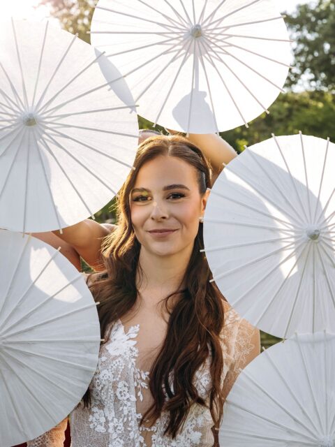 Notre jolie Mariée @mathildeagnese 
📷 @lena.pons.photography 
Photobooth @s.l_evenements 
Lieu @domainedescourmettes 
Décoration @isanoa_event_interior 
Fleurs @isanoa_event_interior 
Robe @latelierjourdereve 
#weddingday #weddingmoments 
#weddingdesigner