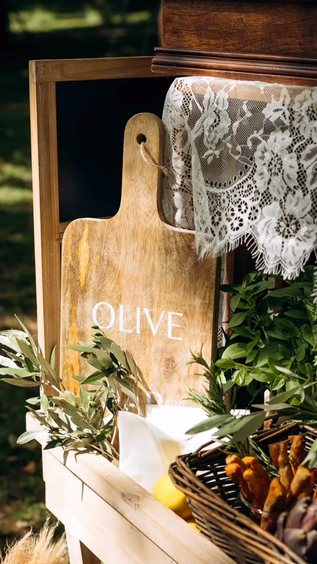 ✨ Parce qu’un événement d’exception, c’est bien plus qu’une jolie table…

Des heures de préparation, de recherche, de création, d’installation et de détails pensés pour créer une véritable ambiance. 🤍

Chaque élément compte pour faire de votre événement un moment unique. ✨

#Isanoa #DecoratriceEvenementielle #DesignFloral #ArtDeLaTable #MariageChic CotedAzur WeddingDesign
Mariée @mathildeagnese 
Lieu @domainedescourmettes 
Robe @latelierjourdereve 
Photobooth @s.l_evenements 
Photographe @lena.pons.photography 
Fleurs & decoration @isanoa_event_interior